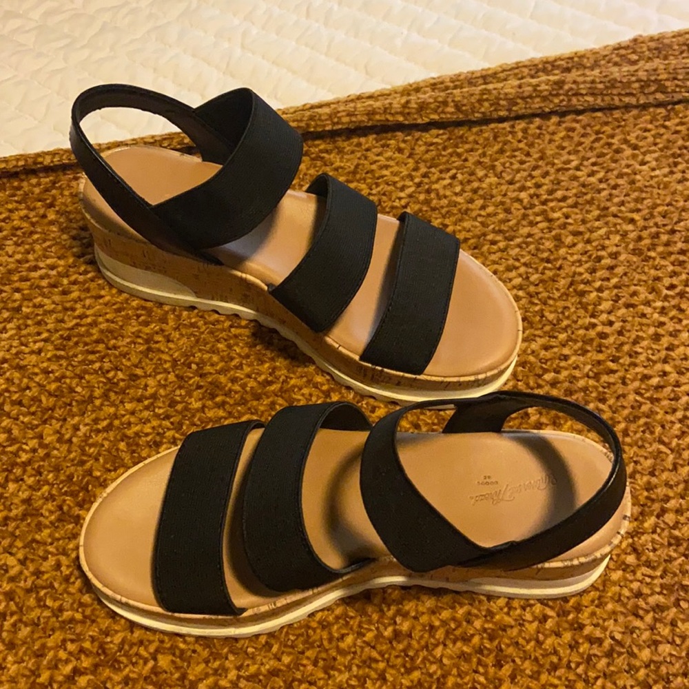 Universal Thread Platform Sandals